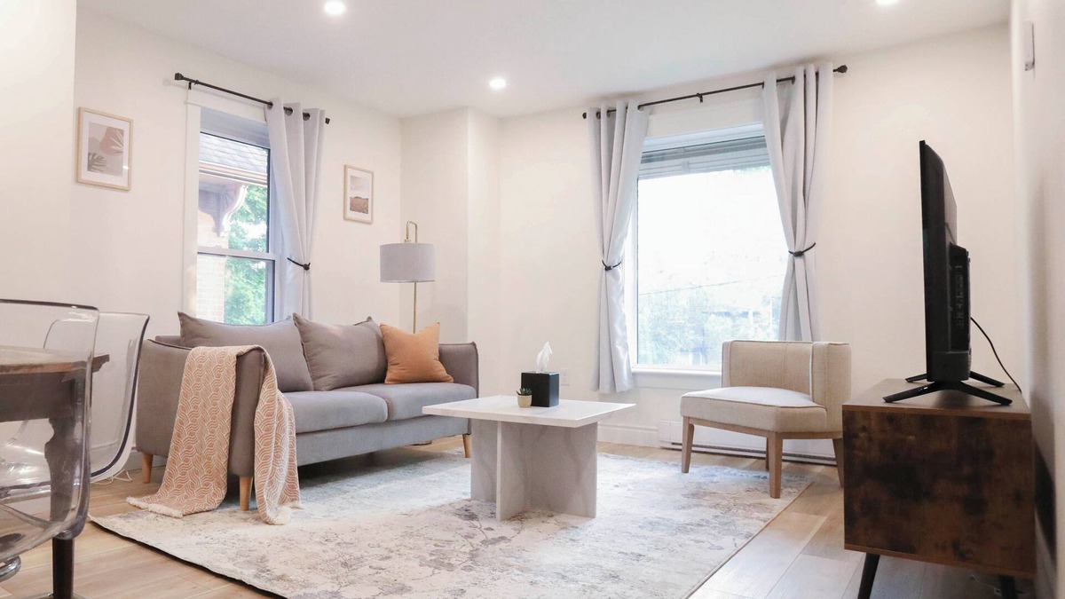 Peterborough Apartment | Bright & Modern 2BR | Near DT & Hospital