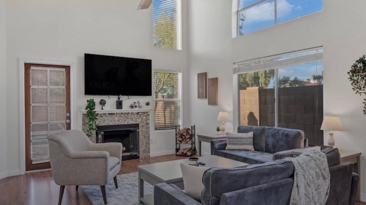 Ahwatukee Foothills House | Bright Modern Ahwatukee Loft type Home, Pet friendly ,Walk to All