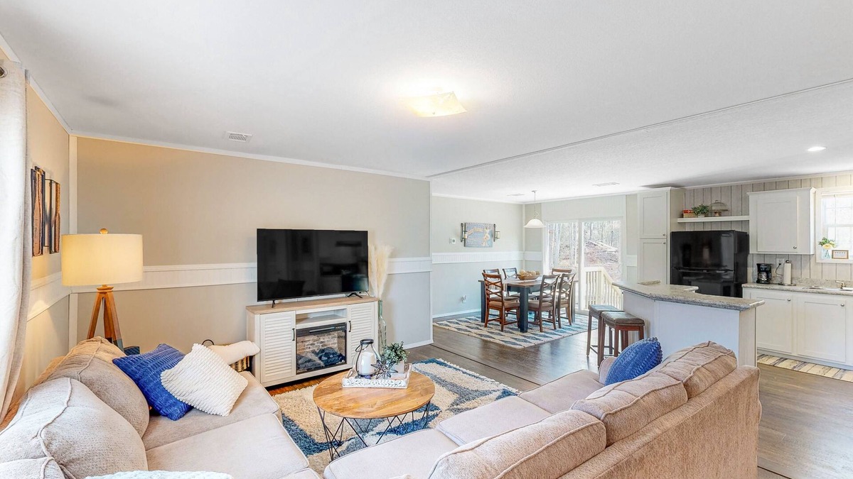 Jennings House | Bright & Modern Home - Large yard and Firepit