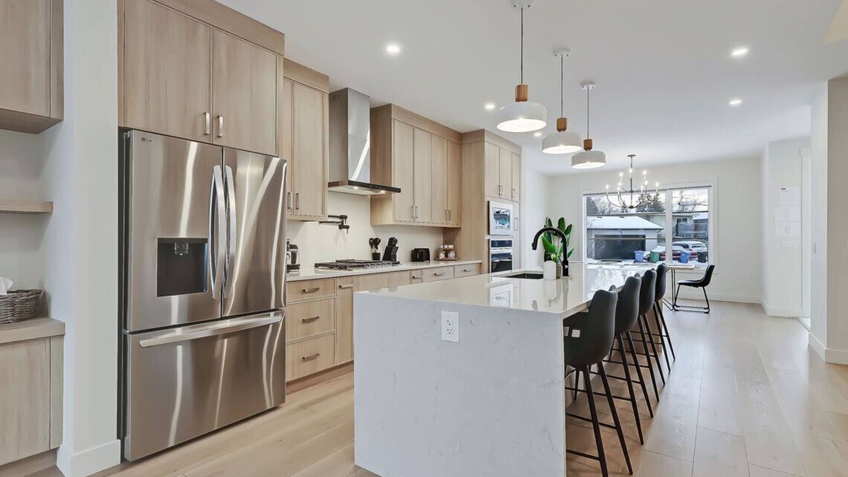 Northwest Calgary House | Bright & Modern Luxurious Home - Secure Garage Parking - King Bed - Pet Friendly