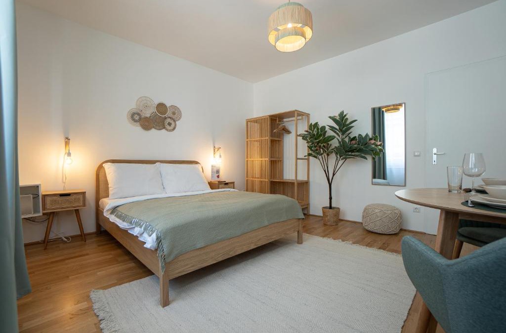 Weißgerber Apartment | Bright Modern Studio in Center with a Queen Bed