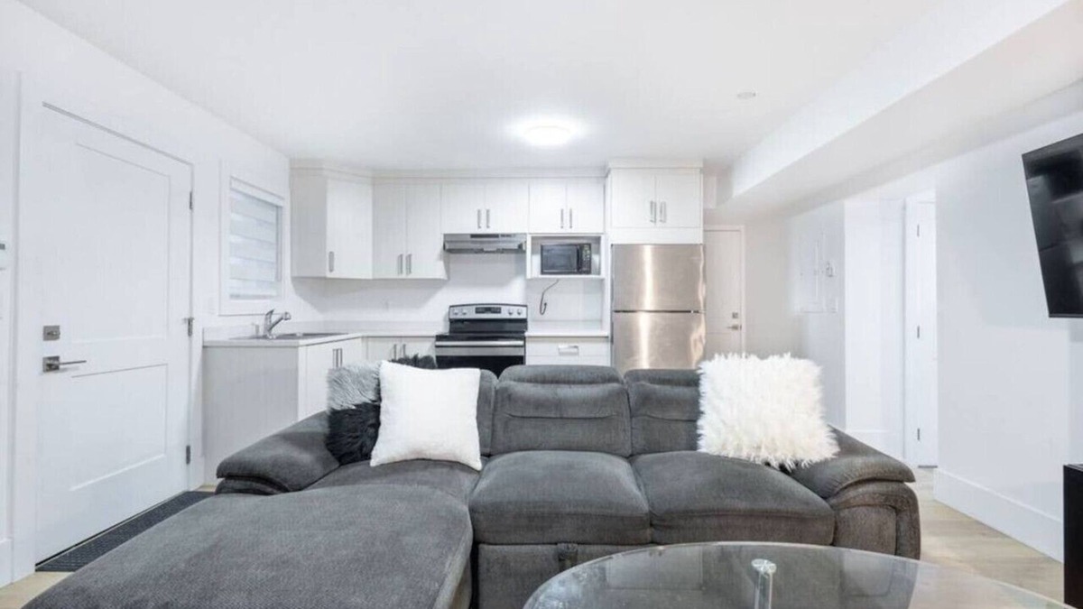 South Newton House | Bright & Modern Surrey Gem ~ Queen Beds ~ Parking!