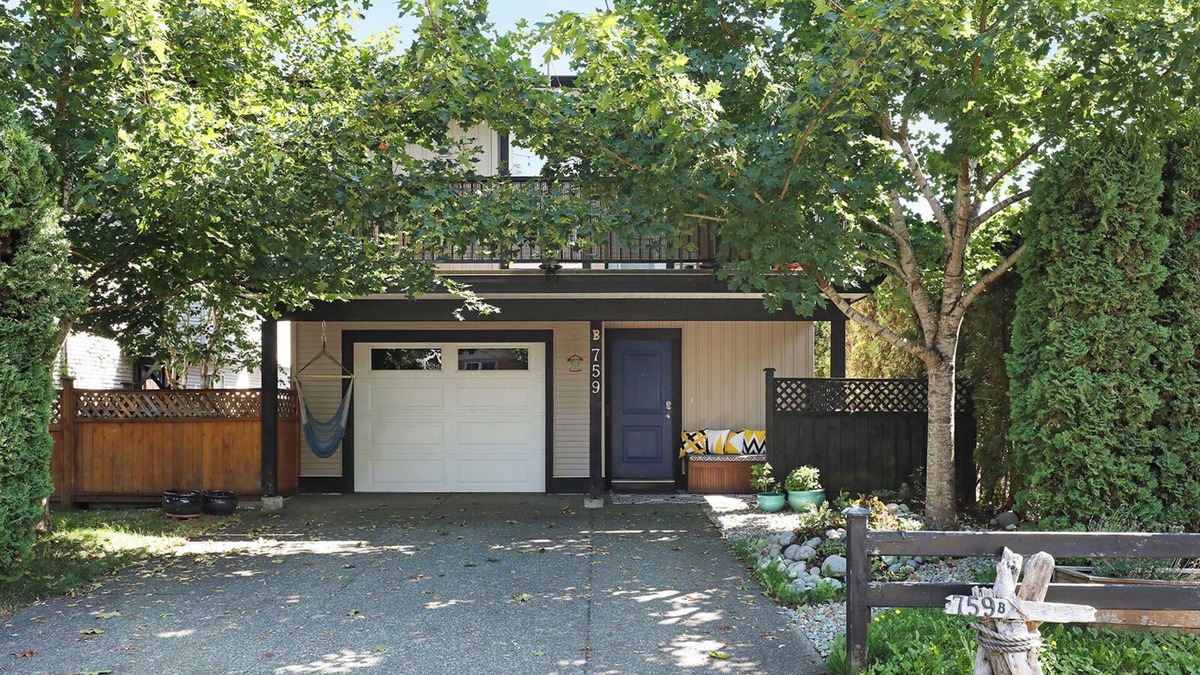 Courtenay House | Bright & Modern, with Garage - Walk to Everything!
