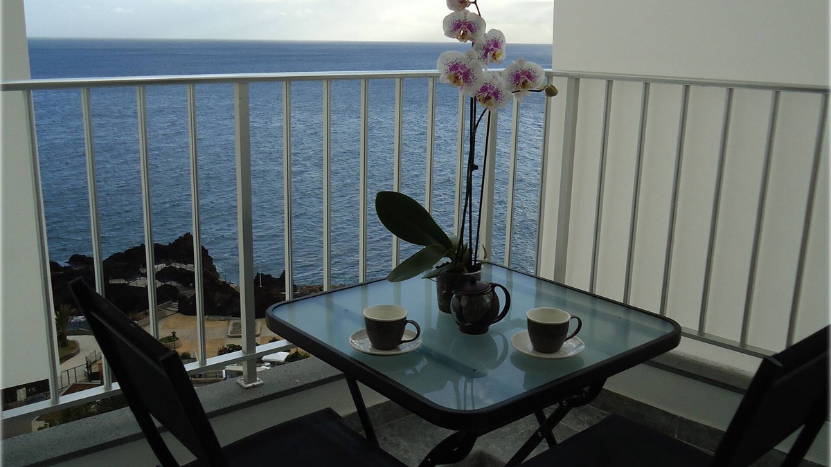 Sao Martinho Apartment | Bright Ocean Front Apartment with large pool in the condominium