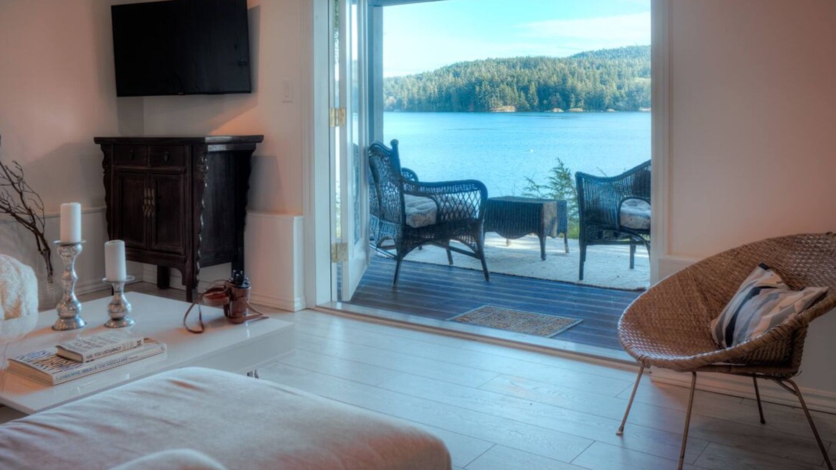Sooke House | Bright oceanfront retreat - 3 bedroom 2 bath groundfloor suite hot tub