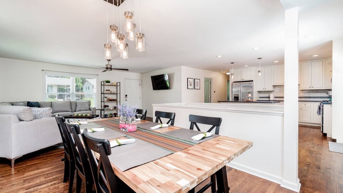 Clayton-Tamm House | Bright & open | family & pets | fenced yard, deck