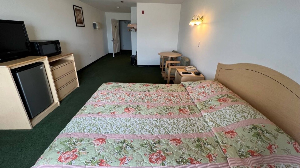 Renault Bed & Breakfast | Bright Petite Queen Suite in the Heart of Red Bud!