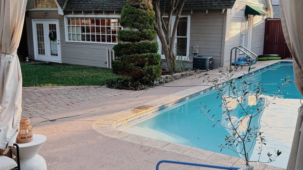 Fort Worth Cottage | Bright pool house with natural light, 5 min from TCU & the zoo! Great Location!