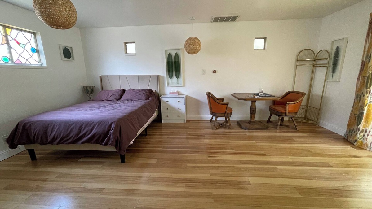 Woodlake Cottage | Bright, Private Bohemian Cottage in Peaceful Woodlake ~8 mins to Midtown