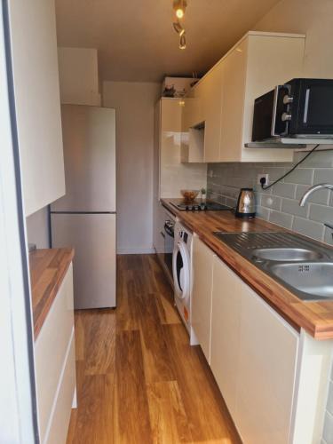 Merton House | Bright Private room in Family home in Morden-Ideal for solo travelers