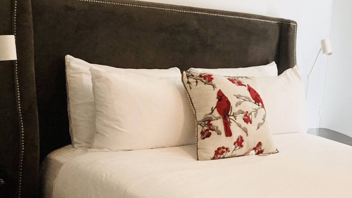 Canmore Hotel | Bright Queen-Bed Hotel Room/Walking to DT/Bus Stop/Shops/Free UG Parking & Wi-Fi