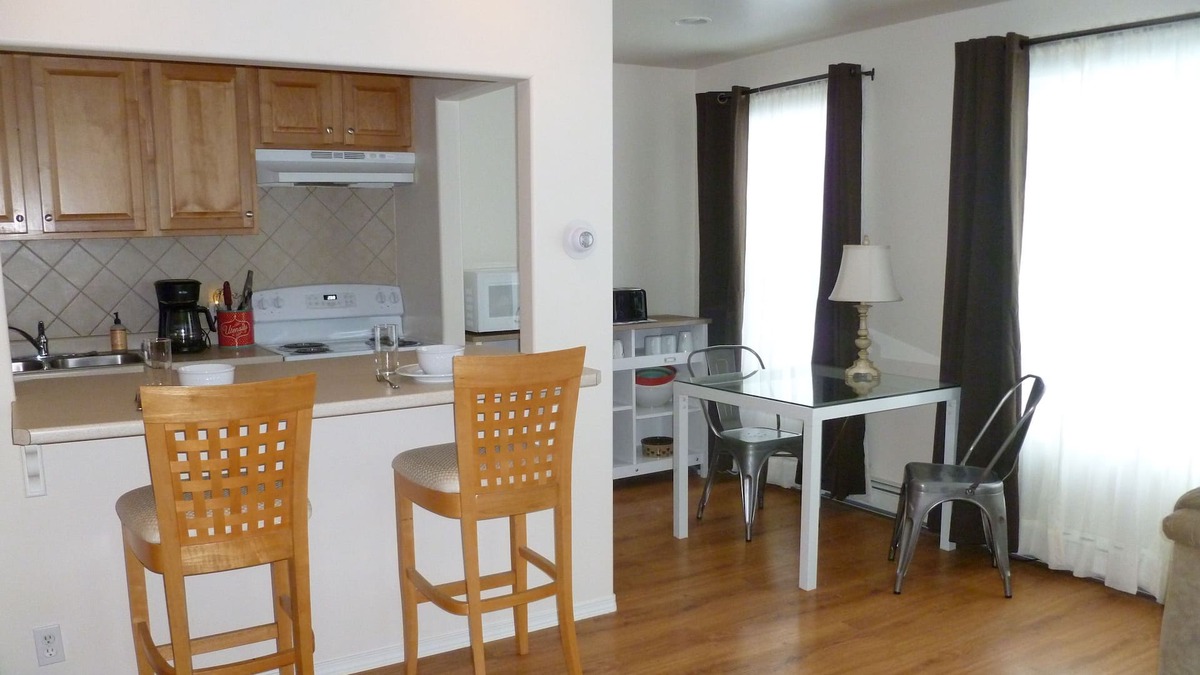 Fairview House | Bright, quiet and clean fully furnished Guesthouse near to Downtown and Midtown!