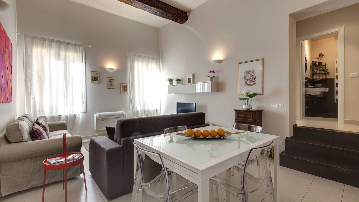 Duomo Apartment | Bright Red Suite, 5 minutes from the Station and the Duomo