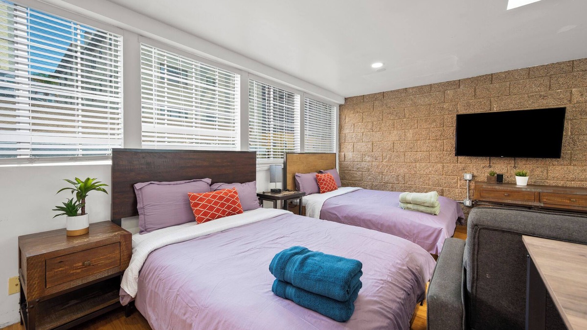 Cortez Hill Apartment | Bright Remodeled 2 queen beds Studio Close Little Italy