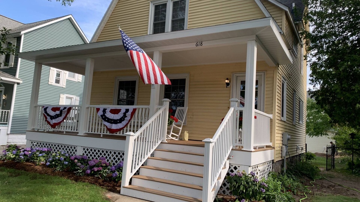 Frankfort House | Bright Remodeled 3br in town, walk to beach and bay!