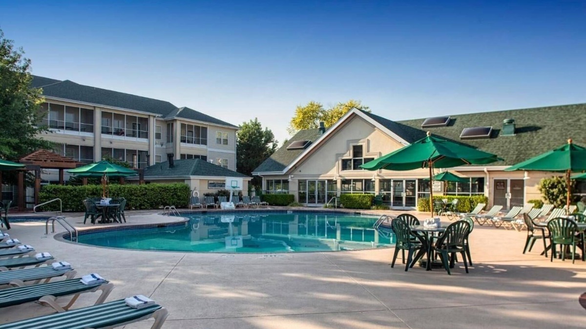 Branson Hotel | Bright Retreat Close to Branson Strip – Kitchen, Balcony & Laundry | 4 Units