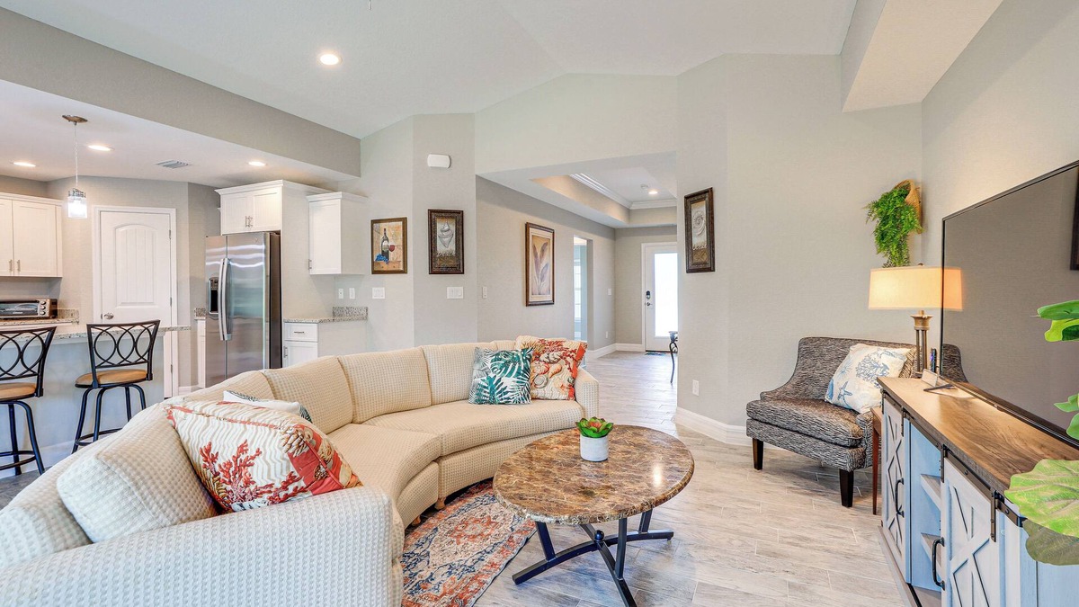 Rotonda Heights House | Bright Rotonda West Home w/Patio, 7 Mi to Beach!