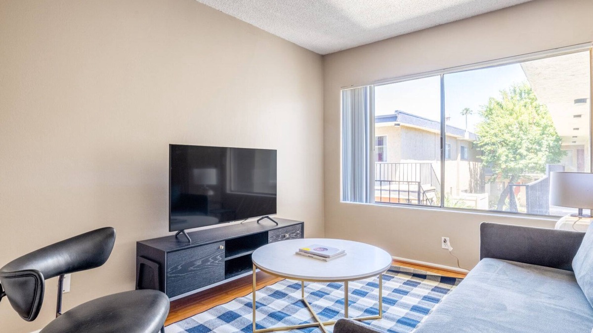 Sherman Oaks Apartment | Bright Sherman Oaks 1BR w/Gym, Pool, walk to Ventura Blvd, by Blueground