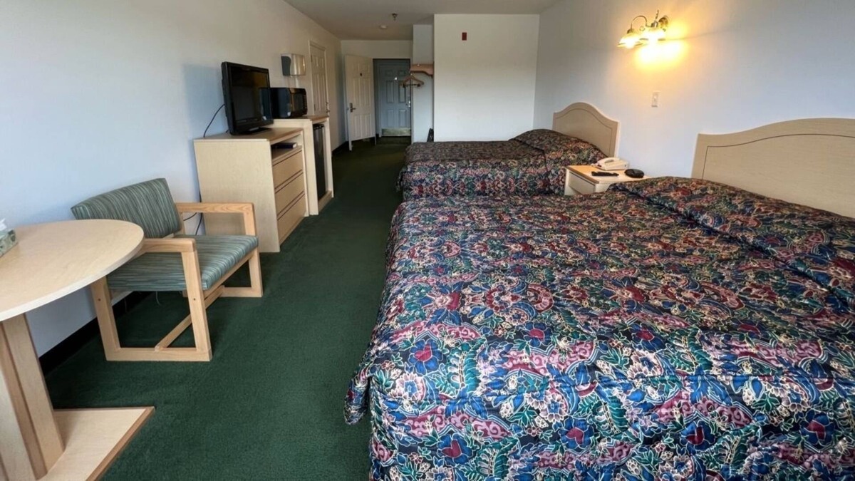 Red Bud Apartment | Bright Single King Suite in the Heart of Red Bud!