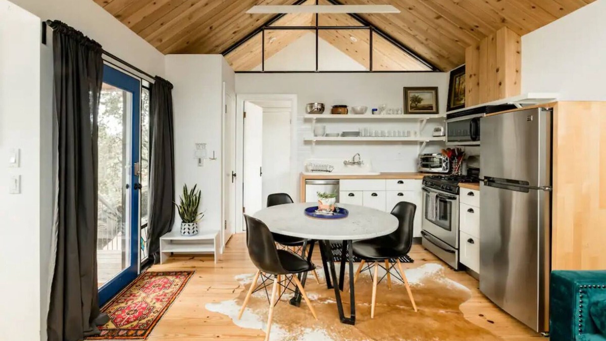 Bouldin Apartment | Bright South Congress Studio Treehouse + Parking