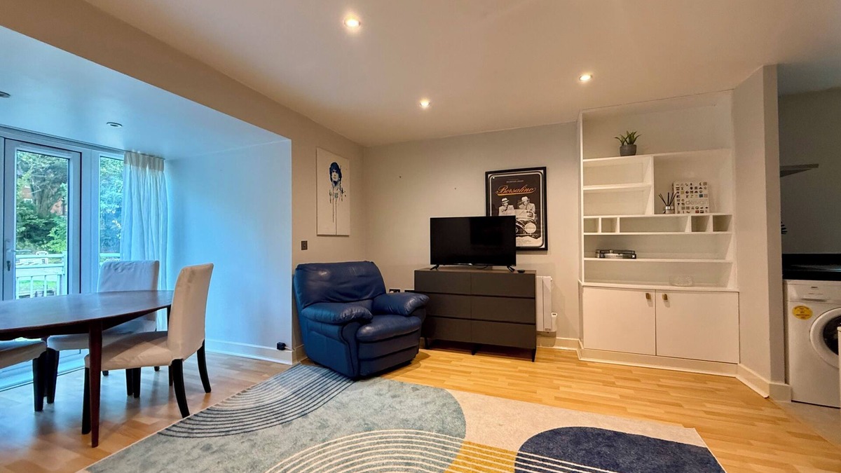 High Wycombe Apartment | Bright & Spacious 1-Bed Apartment with Balcony & Private Parking