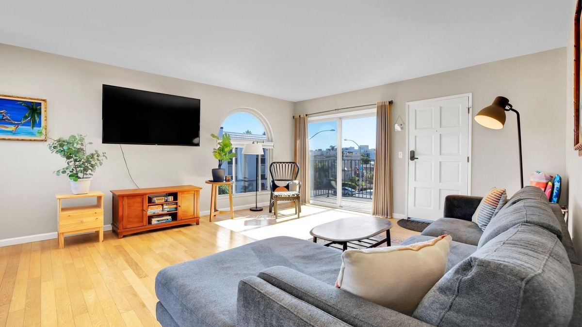 Crown Point Condo | Bright, Spacious 2 BD in the Heart of San Diego!