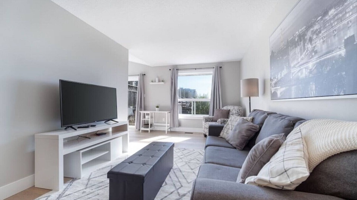 Kitchener House | Bright & Spacious - 3-Bedroom Home