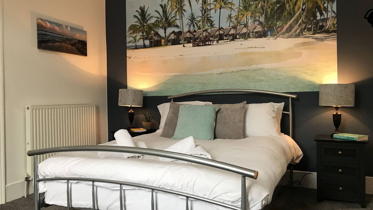 Preston House | Bright Spacious 3-bed with office & patio, Preston