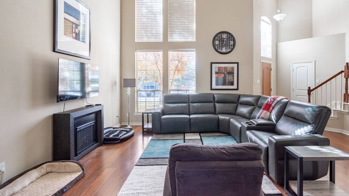 Irving House | Bright & Spacious 3 Bedroom Townhome, Minutes from DFW Airport