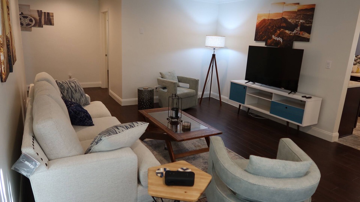 Los Angeles Condo | BRIGHT & SPACIOUS 3BR CONDO NEAR LAX + POOL, PARKING & YOGA ROOM!