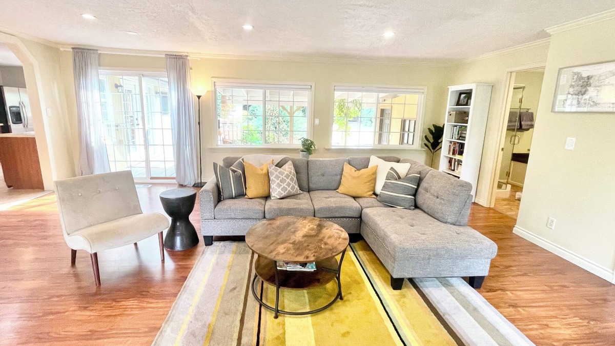 Parkrose Heights House | Bright Spacious Home, HUGE private backyard, 10 Mins to PDX Airport