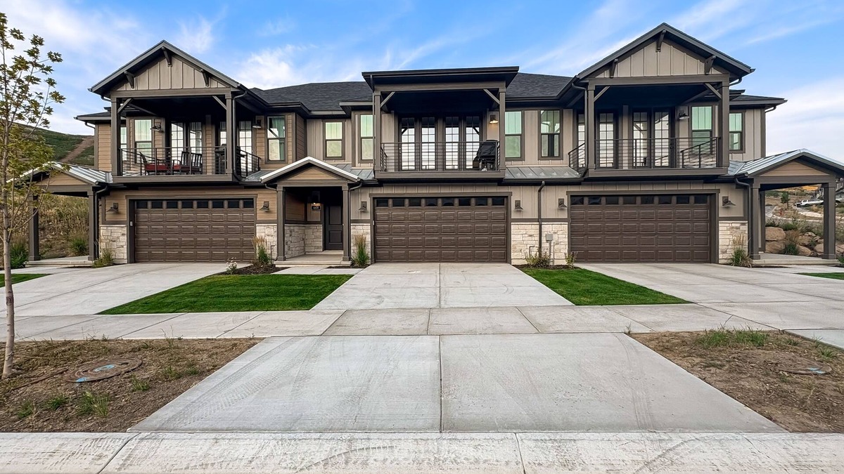 Park City House | Bright Spacious & Modern Condo with fireplace and gas grill