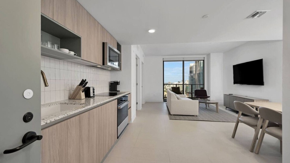 Downtown Miami Condo | Bright & Spacious Modern 1BR