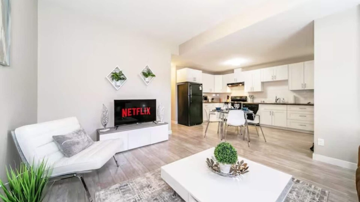 Jasper Place House | Bright Spacious Suite - King Bed - Long Stays - WiFin