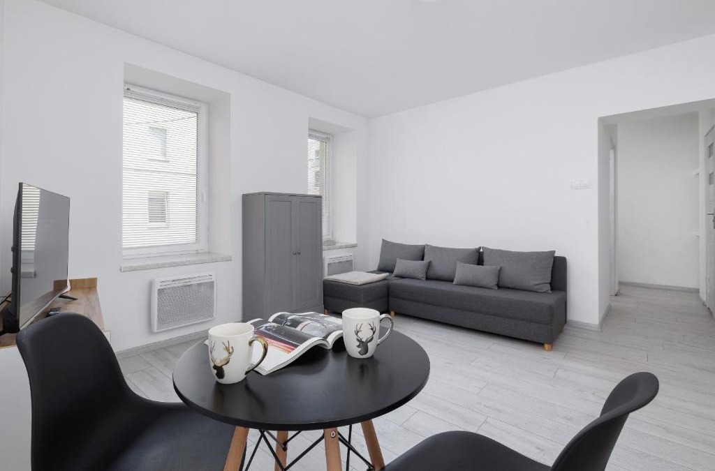 Chorzow Apartment | Bright Studio Chorzów for 4 Guests 1,6 km to Silesian Stadium by Noclegi Renters