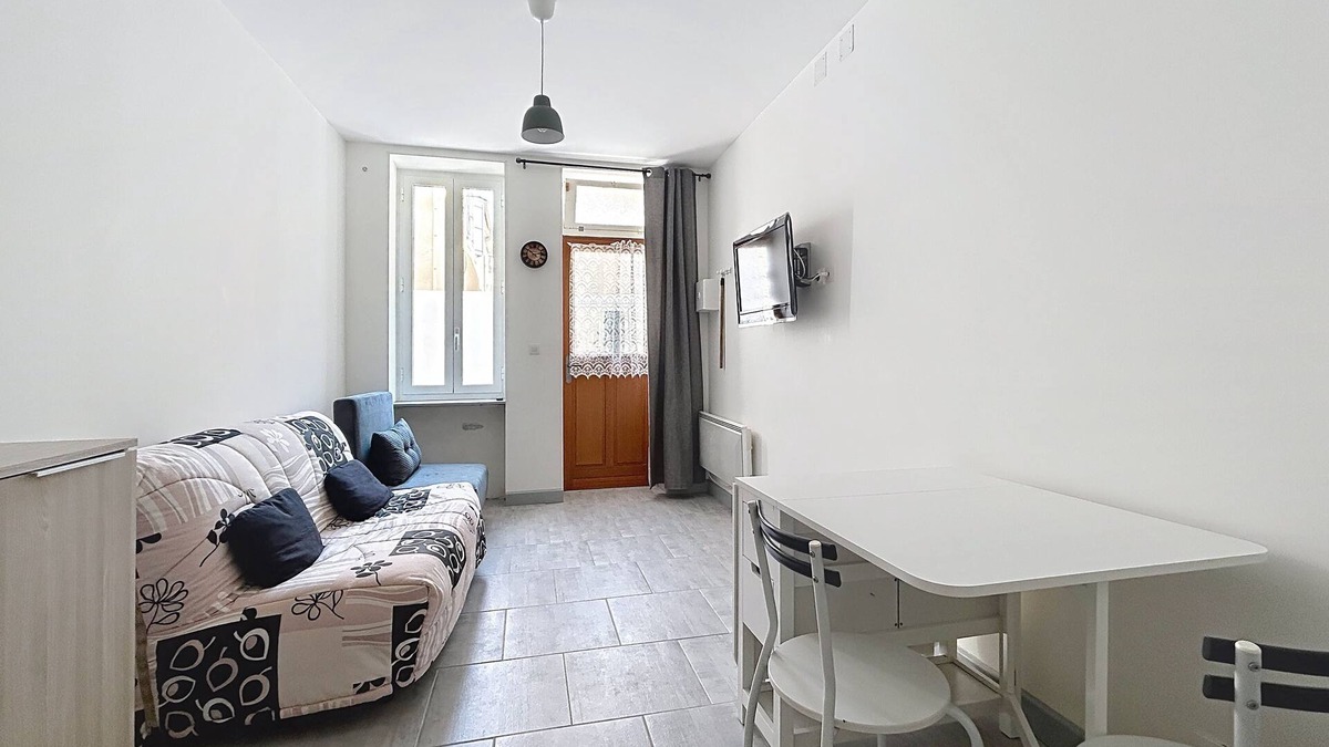 Coursan Apartment | Bright studio in Coursan, close to activities
