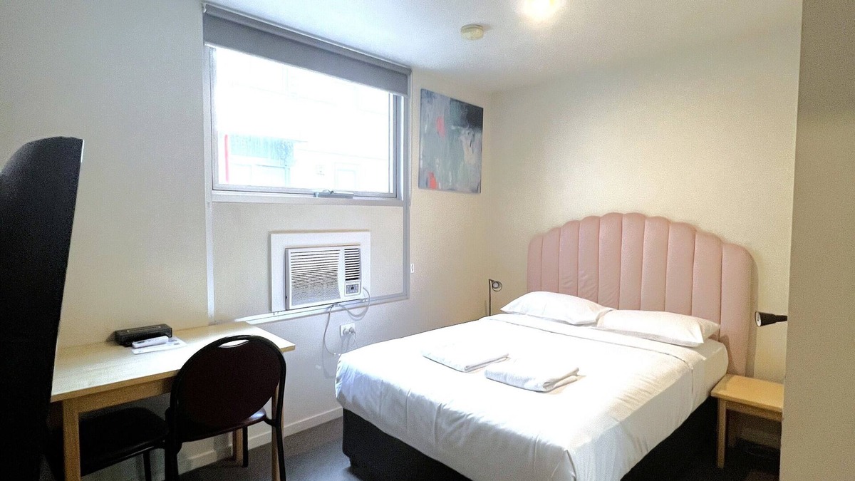 Carlton South Apartment | Bright Studio in Melbourne CBD | Walk to Market & Shops
