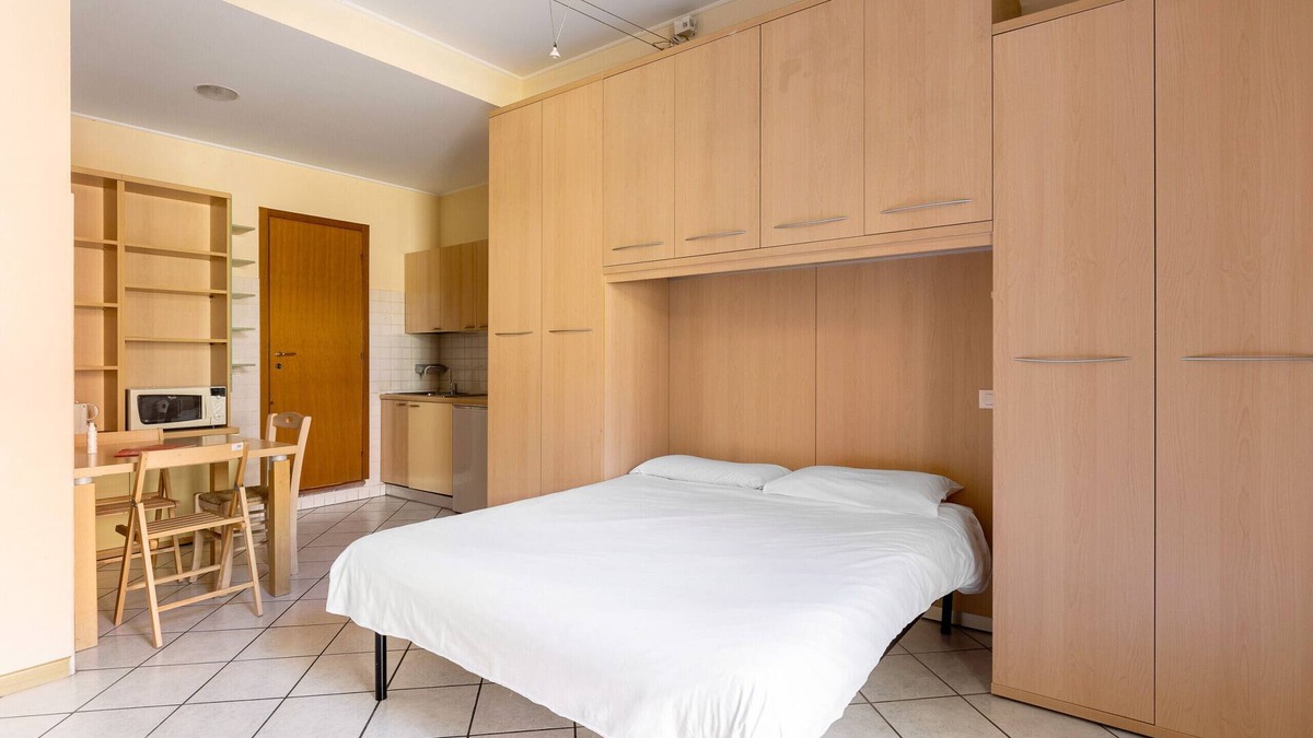 Historic Center Apartment | Bright Studio with balcony by Wonderful Italy