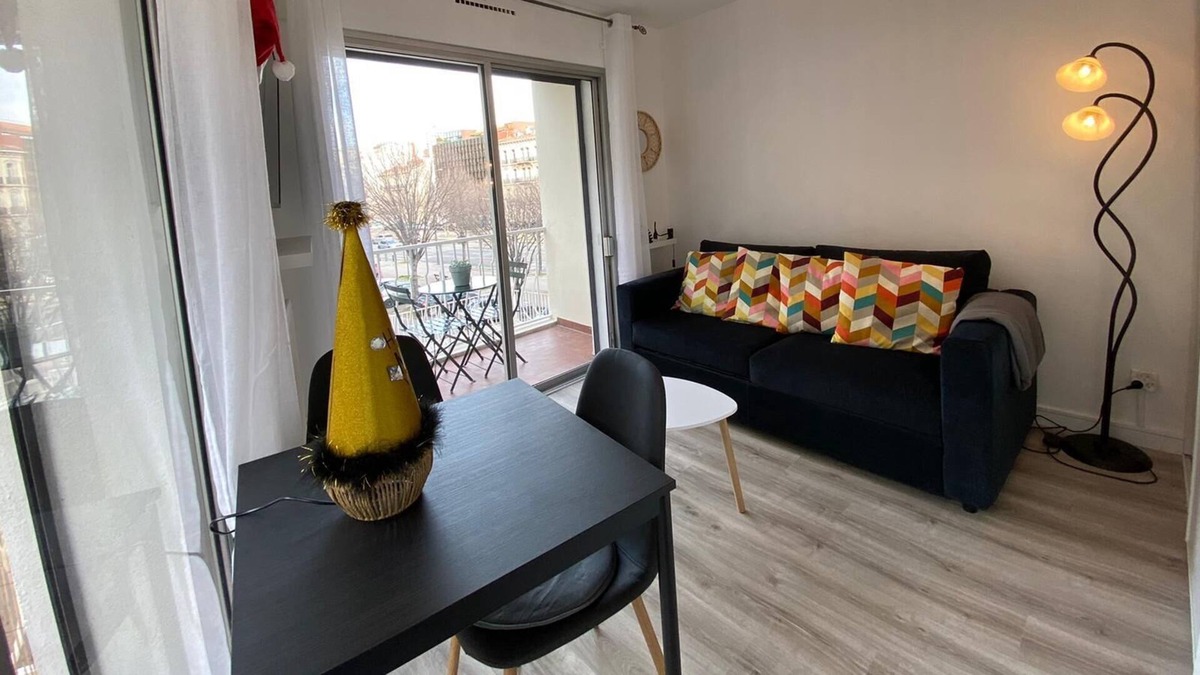 Le Rouet Apartment | Bright studio with double exposure on the Prado