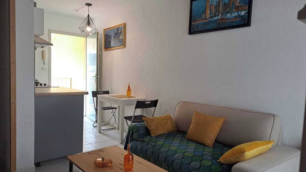 Gares Apartment | Bright studio with balcony in Montpellier