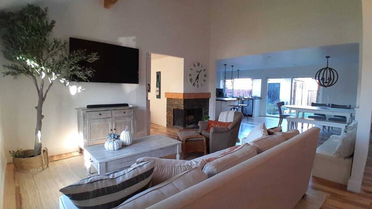 Petaluma House | Bright & Stylish Home Stay Minutes from Wineries