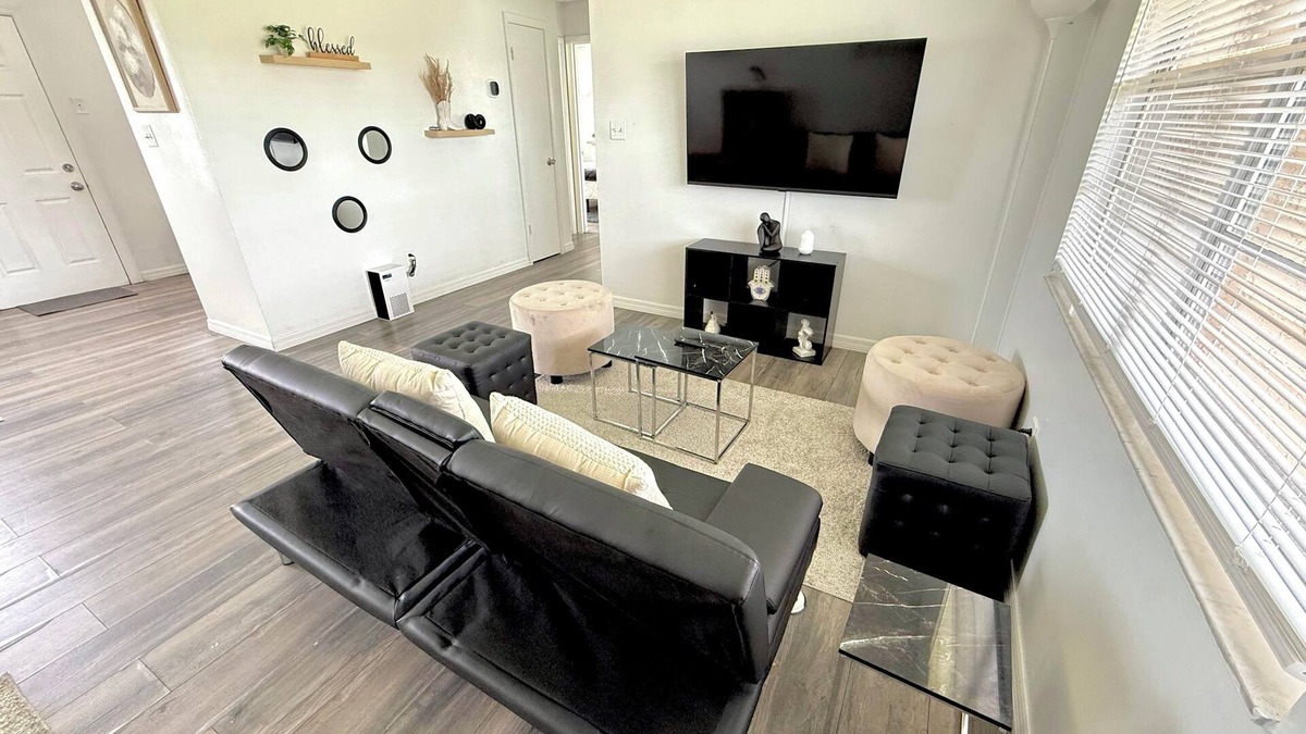Buena Ventura Lakes House | Bright Stylish Retreat Close to Disney Parks & Univesal