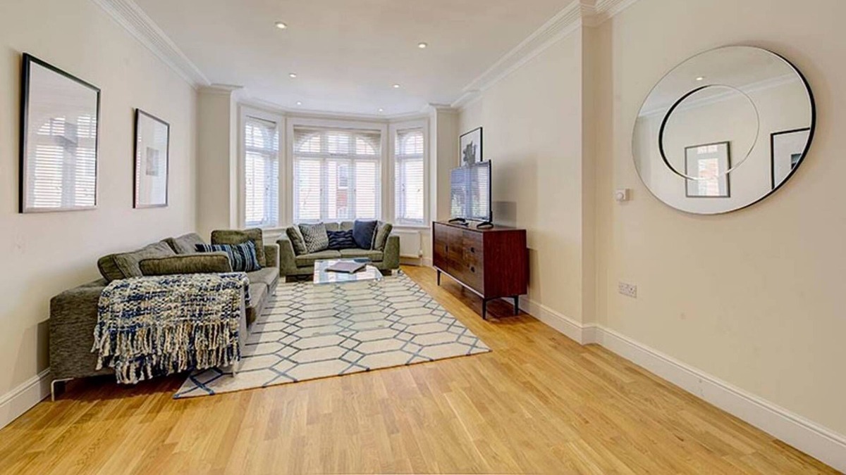 Ravenscourt Park Apartment | Bright Three Bedroom Apartment in Hammersmith