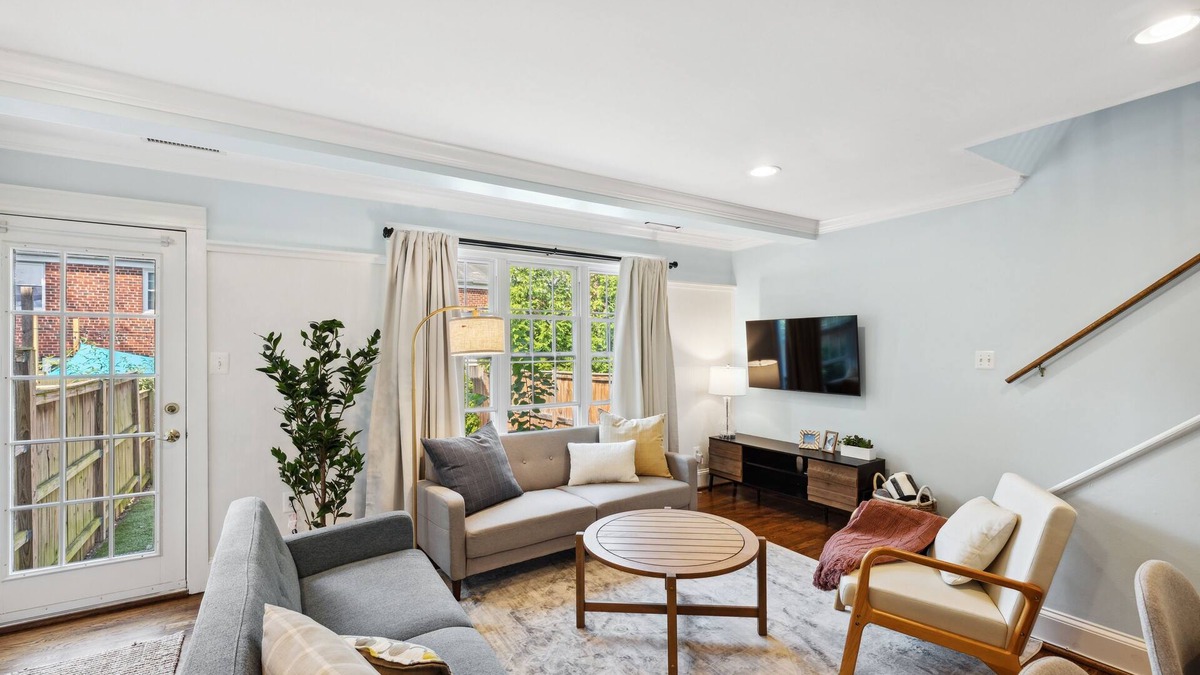 Potomac West House | Bright townhome in vibrant Del Rey 10mins to DC