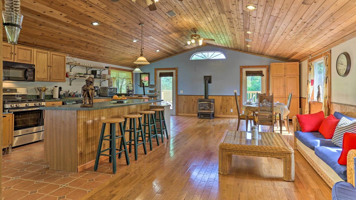 South Kortright Cabin | Bright Tucked-Away Cabin w/Furnished Deck + Grill