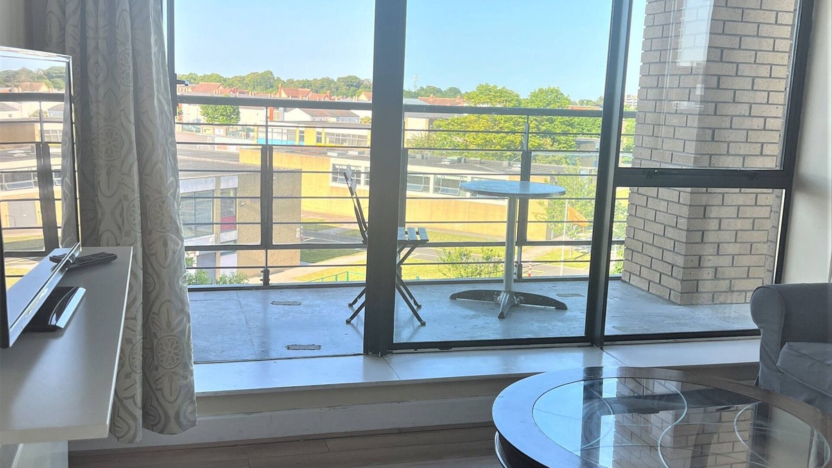 Santry Apartment | Bright view Apt between dublin airport and city canter