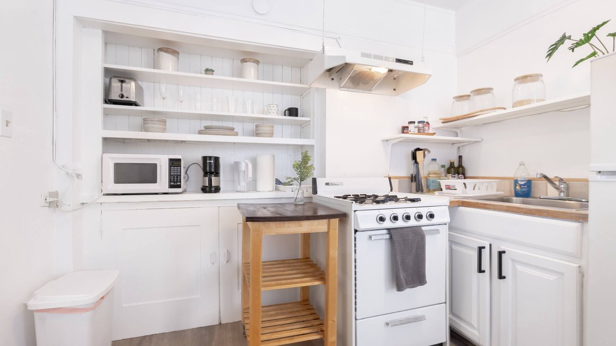 Adams Point Apartment | Bright Vintage Oakland Studio