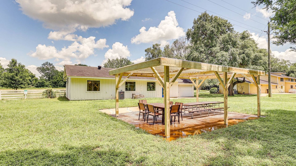 Simonton Cottage | Bright Wallis Cottage w/Pergola & Grill!