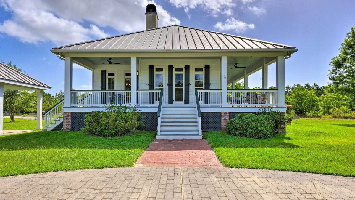 Waveland House | Bright Waveland Home - Walk to Beach Access!
