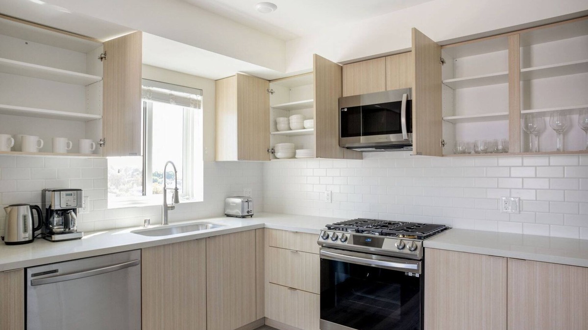 Mar Vista Apartment | Bright West LA 1BR w/Gym & W/D, nr Shops, Dining & 405, by Blueground